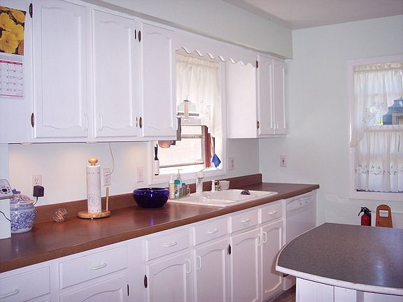 5th image of 412 Carrie St