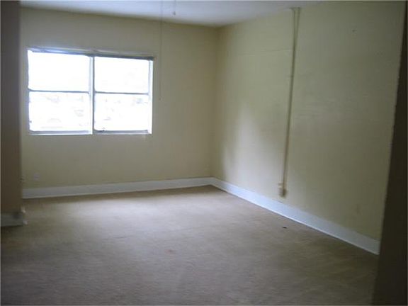 4th image of 908 Temple Cir
