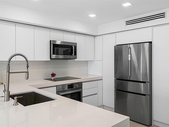 4th image of 575 Crandon Blvd APT 807