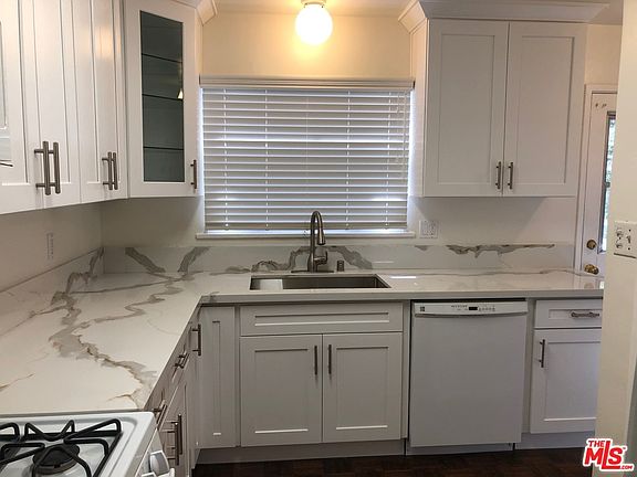 3rd image of 2542 Barry Ave