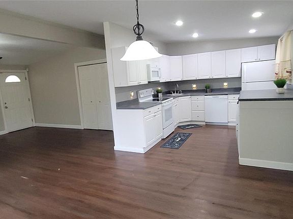 2nd image of 990 Robinwood Dr