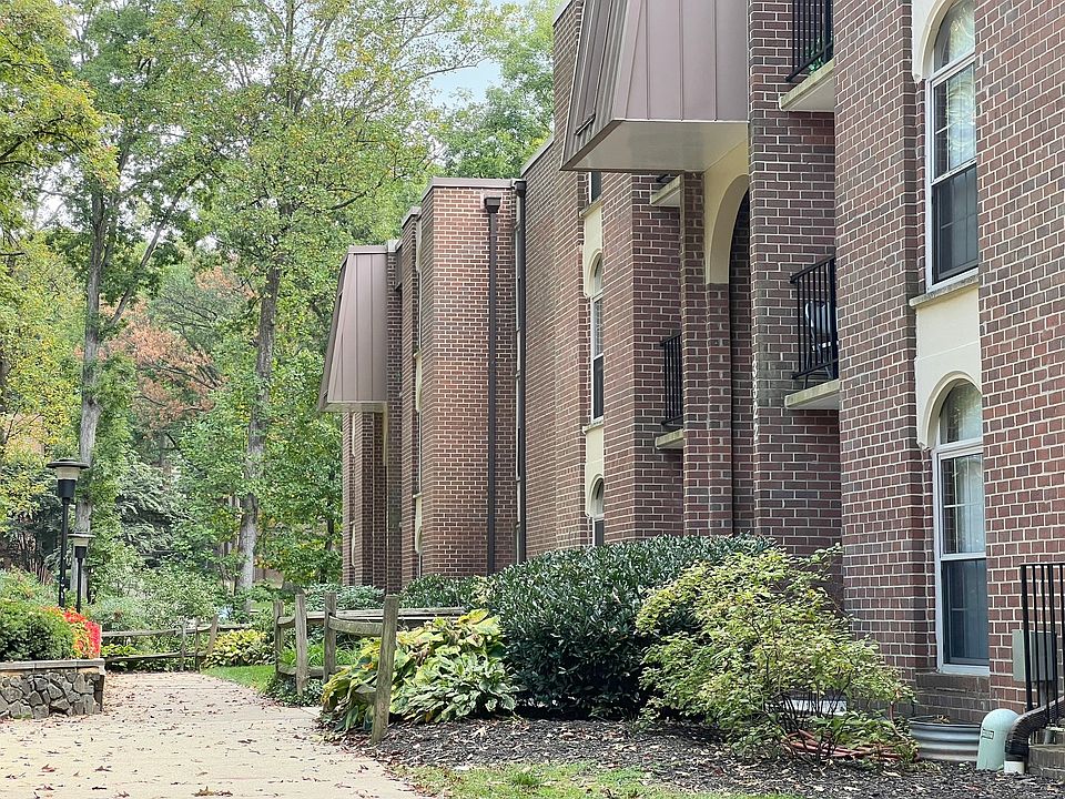 3322 Woodburn Village