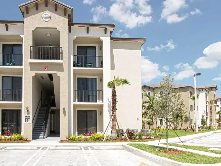 South Pointe Apartments — Photo 3