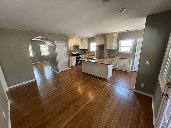 3rd image of 1450 N Raymond Ave