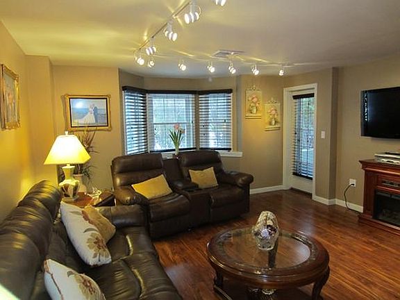 4th image of 1302 Carriage Ln