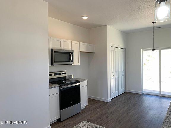 4th image of 808 W Oak Hill Ave