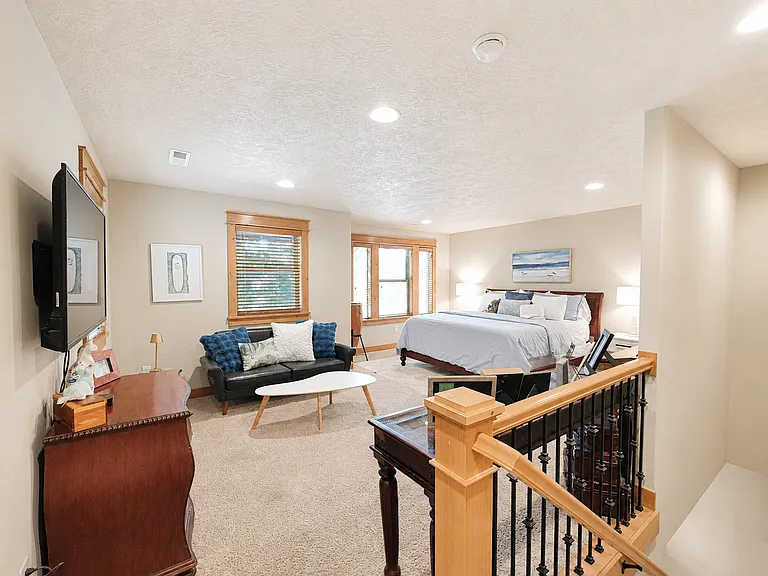 459 NW Broadway St — Photo 23
