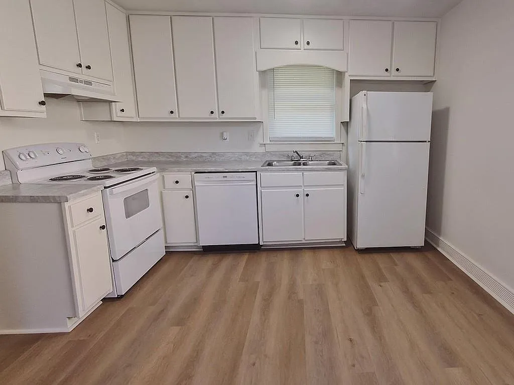 3 bed, 1.5 bath, 4256 sqft, $1,800 — Photo 4
