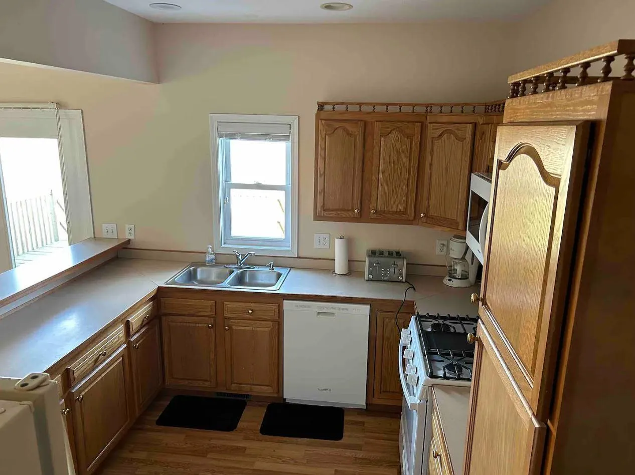 5 bed, 2.5 bath, 2196 sqft, $2,999 — Photo 4