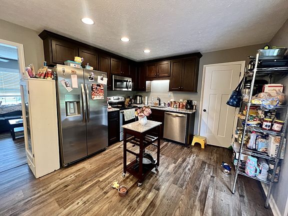 4th image of 225 Chestnut Dr