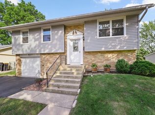 411 Sherwood Dr, Streamwood, IL 60107