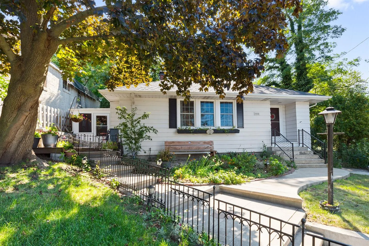 123 Lake Shore Dr photo 1