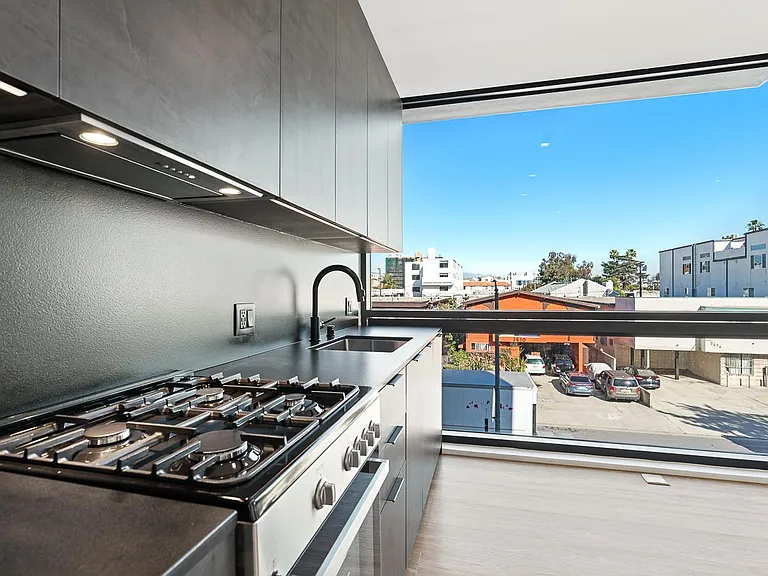 Venue Residences — Photo 75