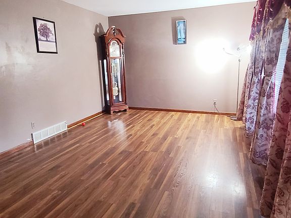 2nd image of 5300 Newcastle Dr SE