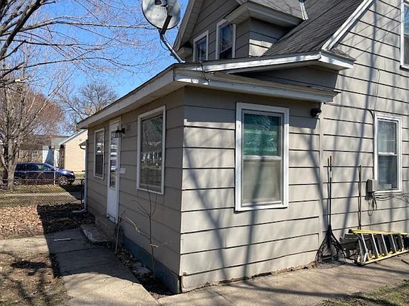 2nd image of 3833 Quincy St NE