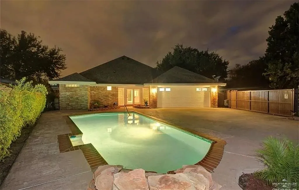 4 bed, 3.5 bath, 2037 sqft, $2,400 — Photo 2