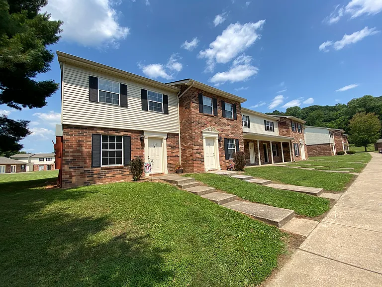 Pleasant Valley Apartments — Photo 25