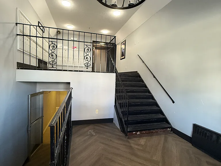 1677 E Main St #1A — Photo 9