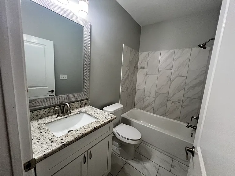 504 E Magee St — Photo 14