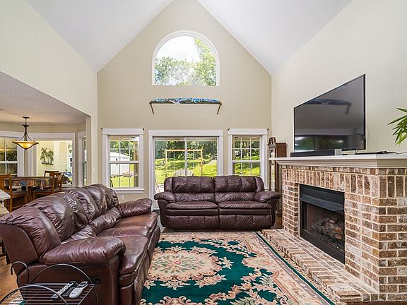 3rd image of 195 SW Fieldstone Ct