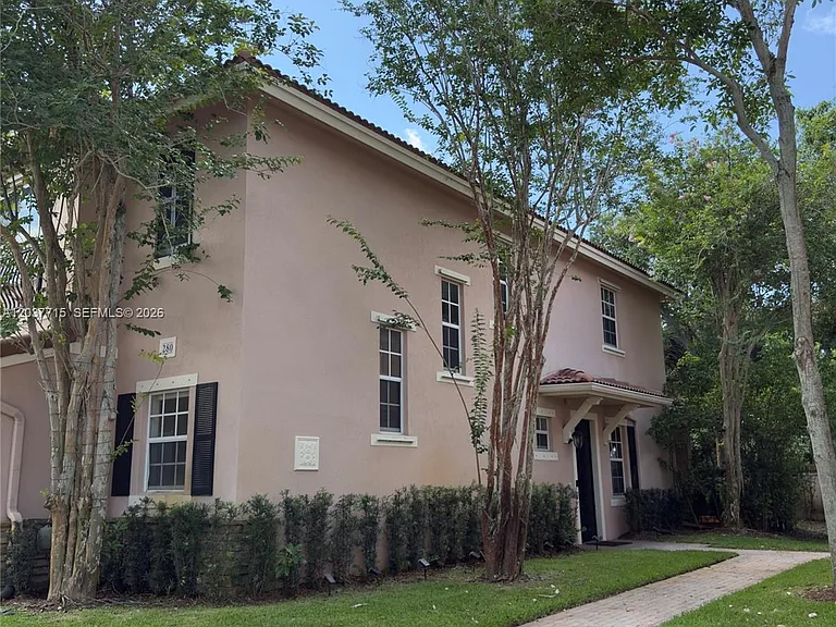 280 Las Brisas Cir #280 — Photo 4