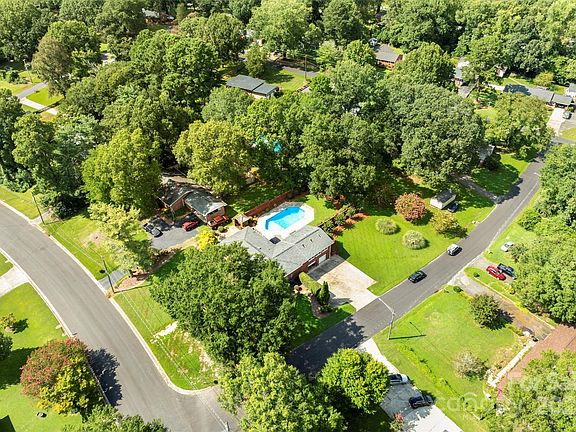4th image of 702 Hillcrest Ave