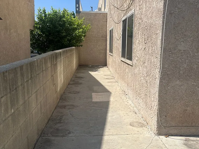 1016 Benito Ave — Photo 17
