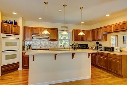 4th image of 755 Brown St