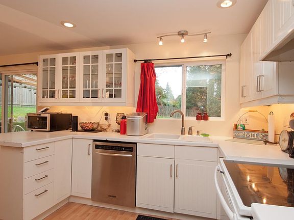Kitchen- enjoy the view of the backyard from thje sink