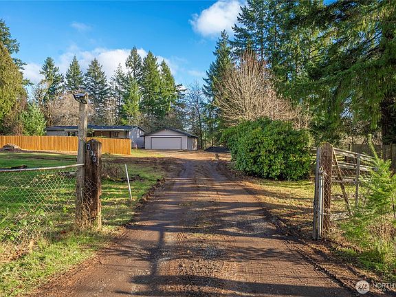 4th image of 733 Tipsoo Loop S