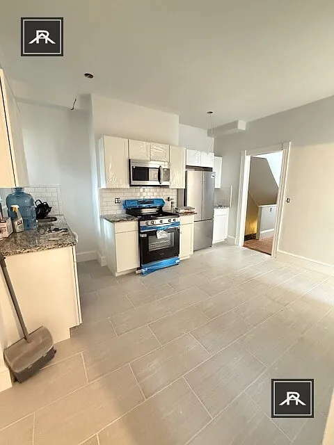 5 bed, 2.0 bath, $5,800 — Photo 2