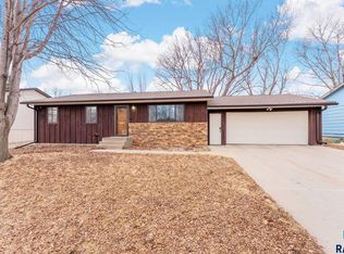 5813 W Pebble Creek Rd, Sioux Falls, SD 57106