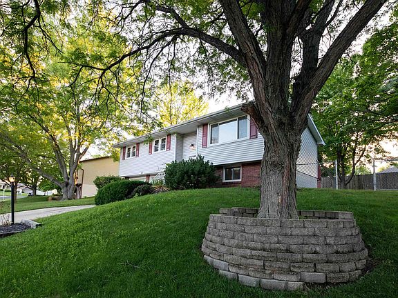 5th image of 1315 W Queens Court Rd