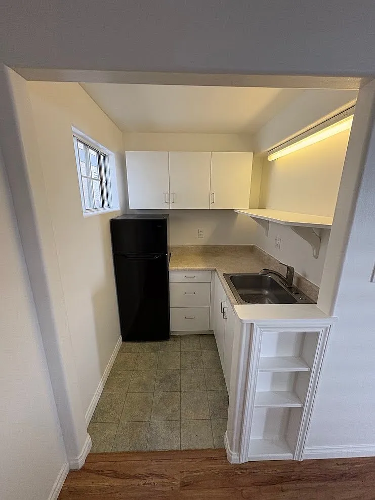 The Beach Is Your Backyard - Cozy Gated Studio w/ Fireplace, Patio, Washer/Dryer & Parking — Photo 4