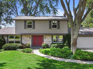 W246S7035 Maple Hill Dr, Waukesha, WI 53189
