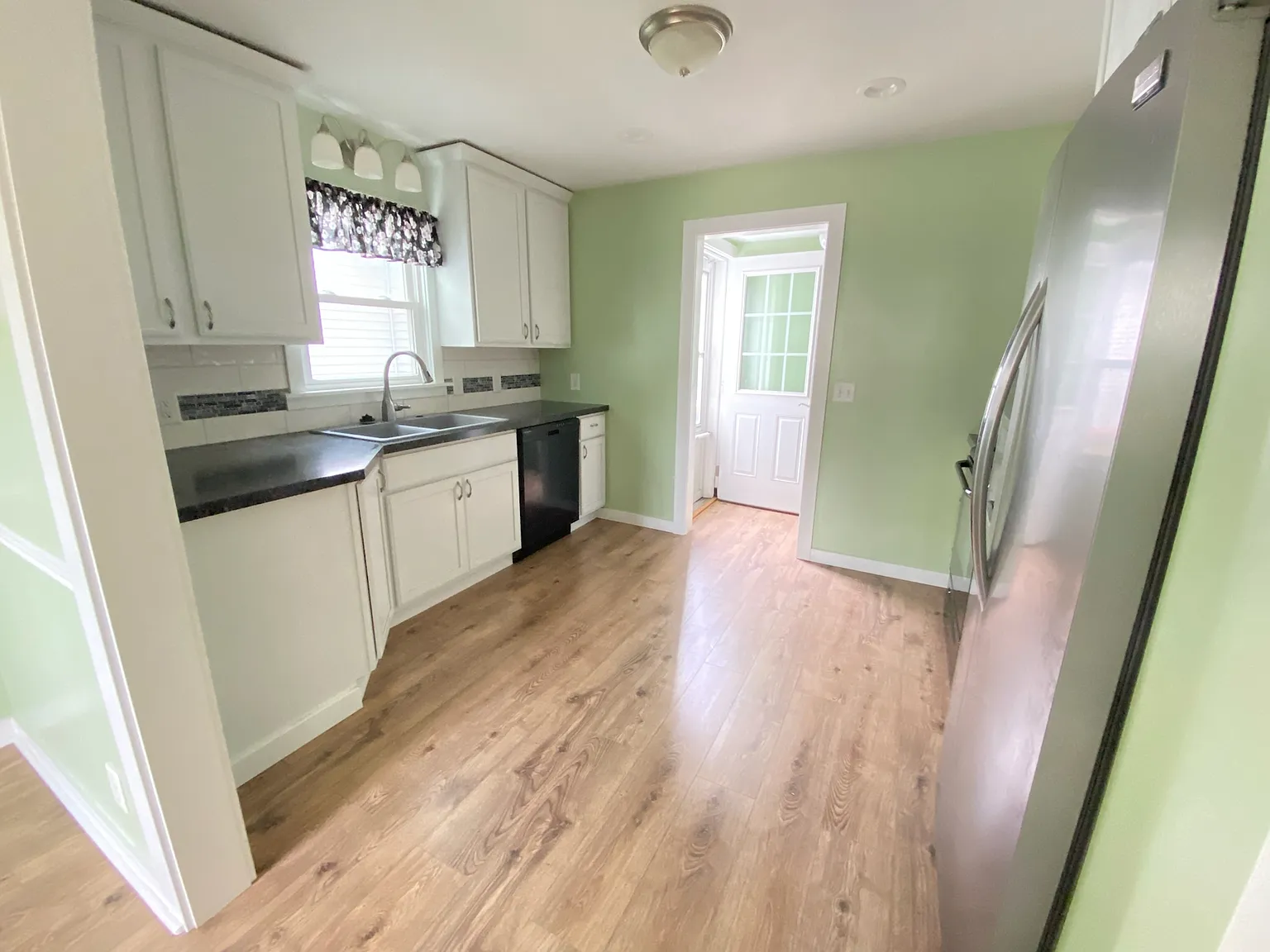 2 bed, 1000 sqft, $1,700 — Photo 3