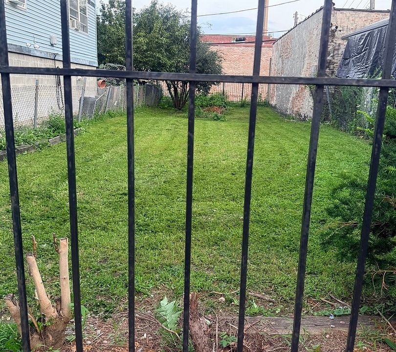 2nd image of 1033 W 20th Pl