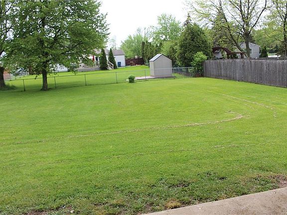 4th image of 373 Laurie Ln