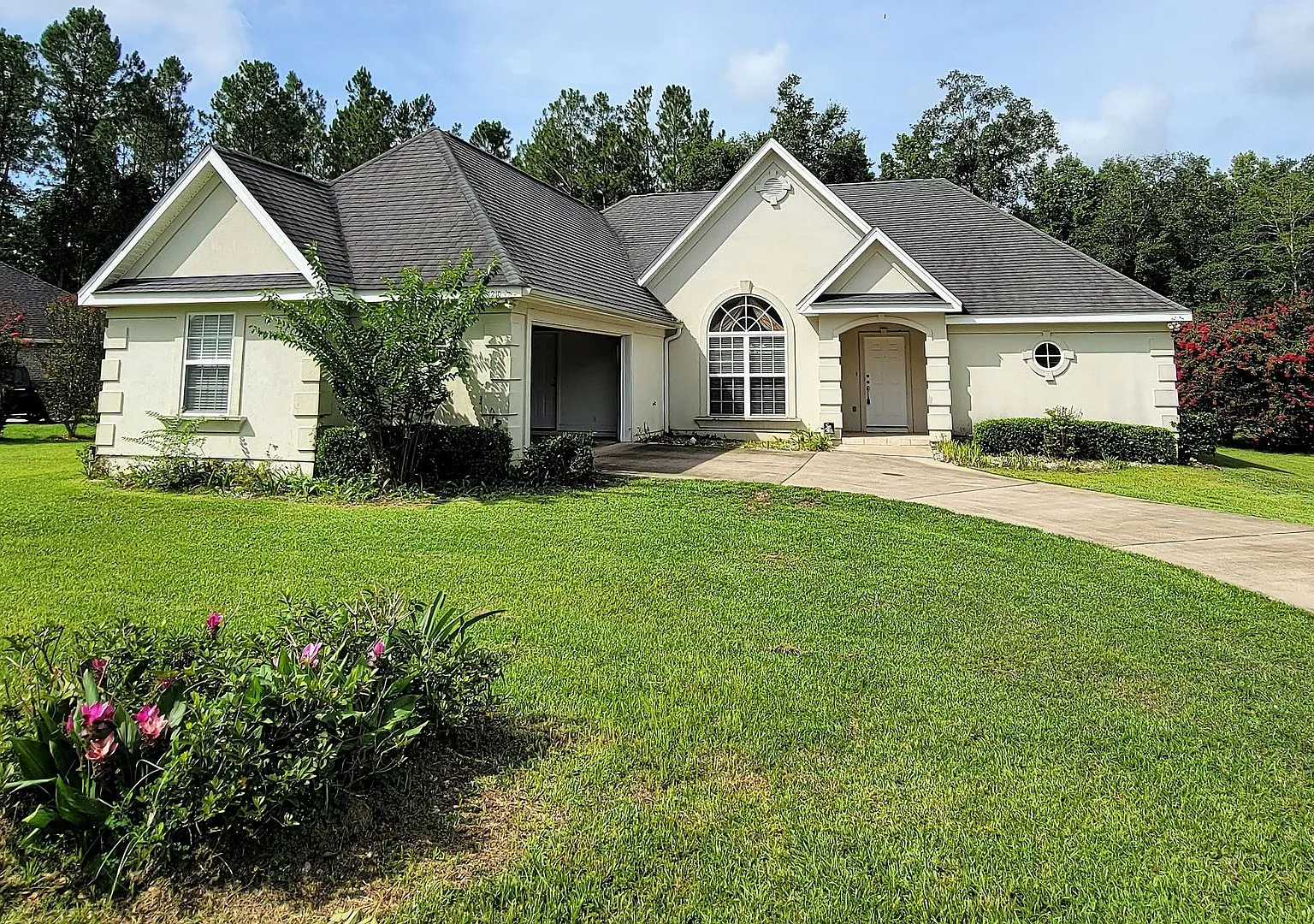 Beautiful 3 bedroom house for rent early December 2026, 2 car garage renting for $2250 per month — Photo 1