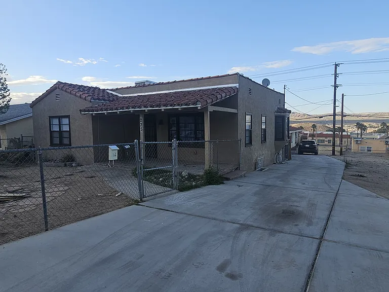 225 E Fredricks St — Photo 3