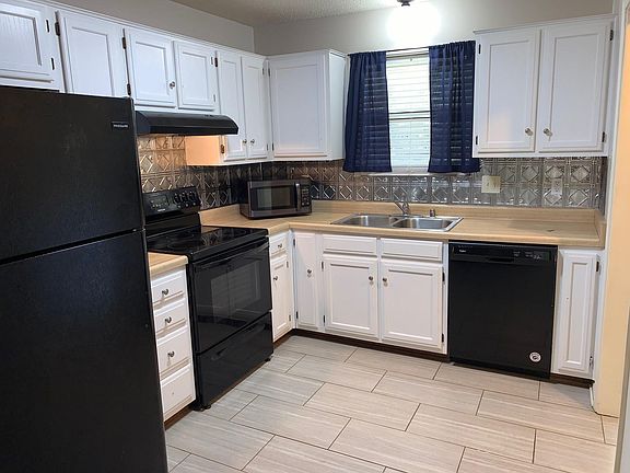 3rd image of 20 Oak Forest Pl