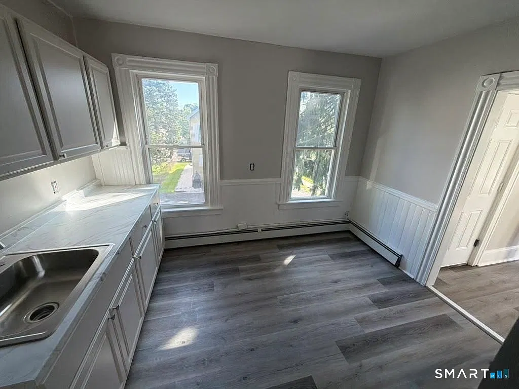 3 bed, 1.0 bath, 2498 sqft, $1,950 — Photo 4