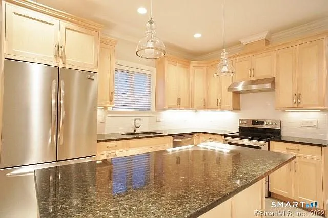 3 bed, 2.5 bath, 1600 sqft, $3,950 — Photo 1