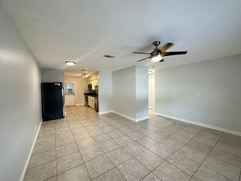 Lakeside Cove Apartments — Photo 6