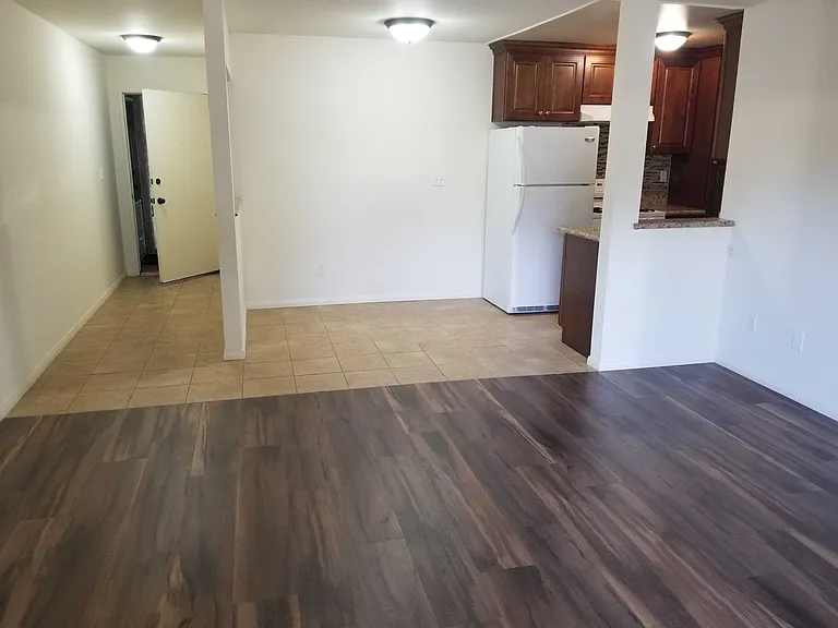 Mammoth Ave — Photo 19