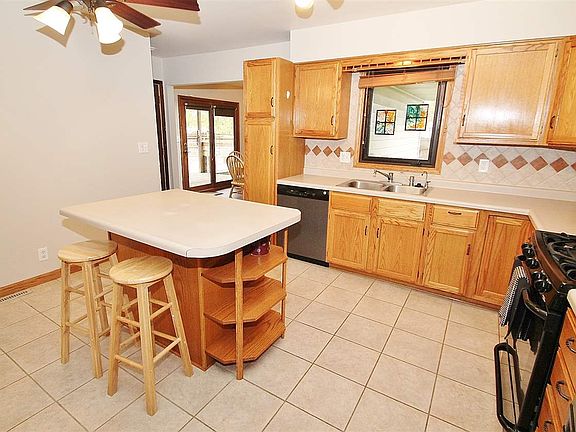5th image of 9866 Zinnia Dr
