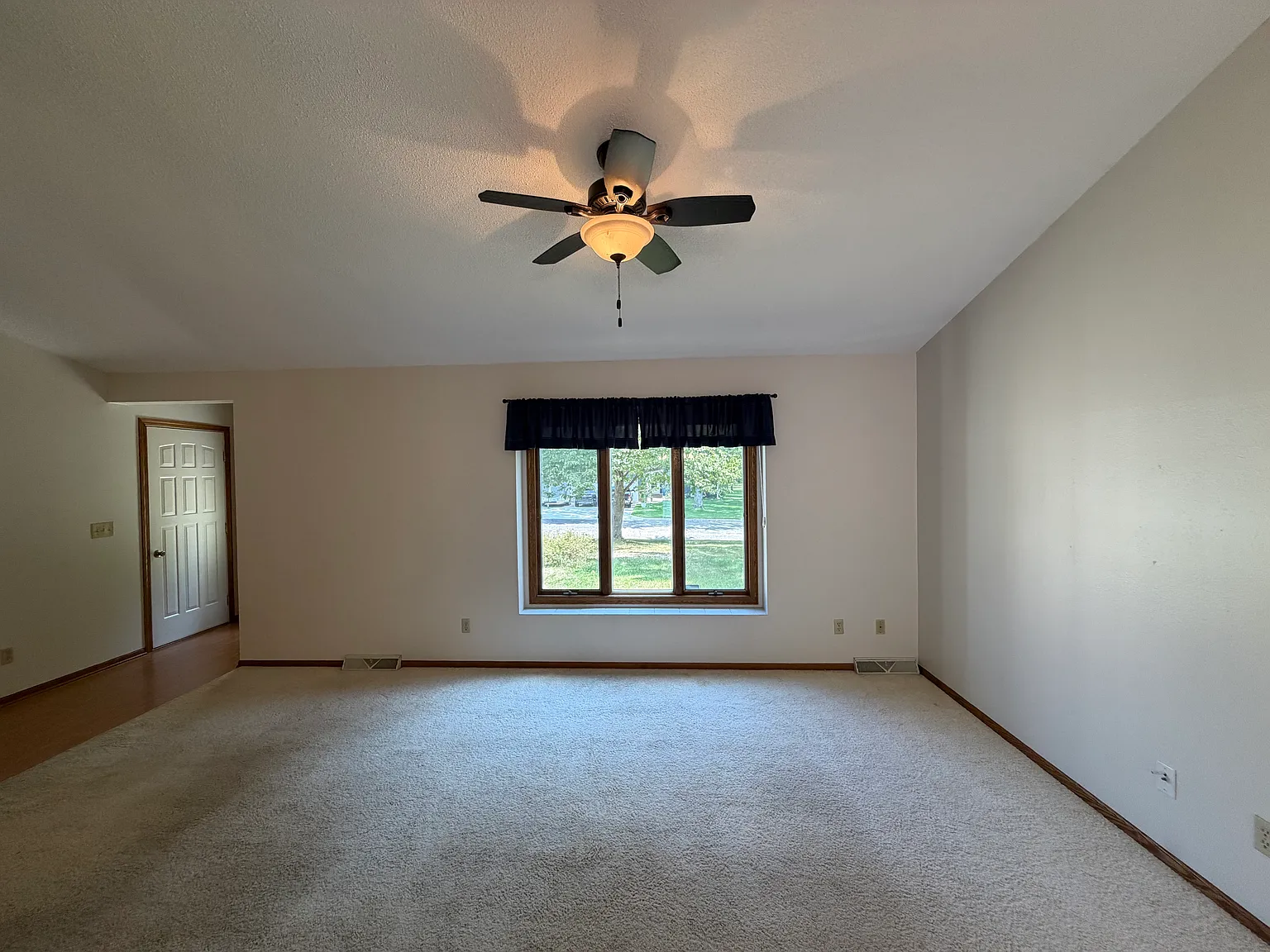 3 bed, 1900 sqft, $2,350 — Photo 3