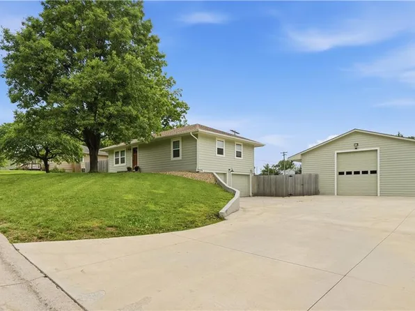 8630 Hilltop Rd, De Soto, KS 66018