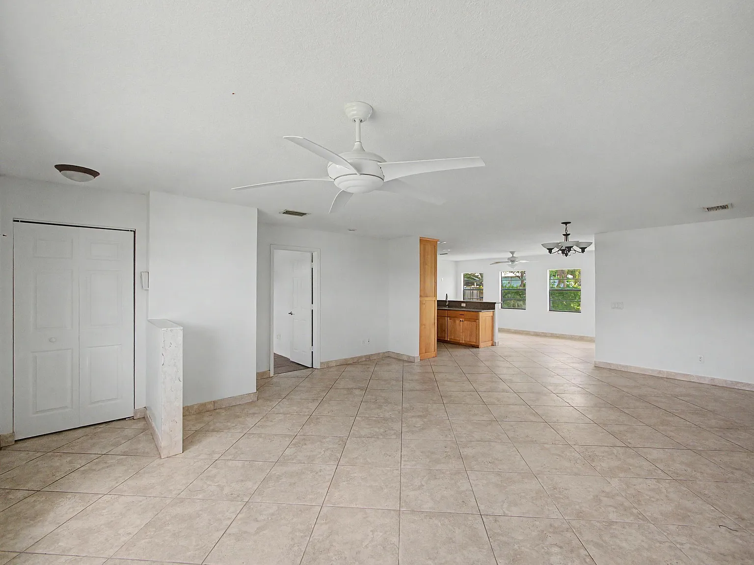 3 bed, 2.0 bath, 1717 sqft, $2,400 — Photo 3