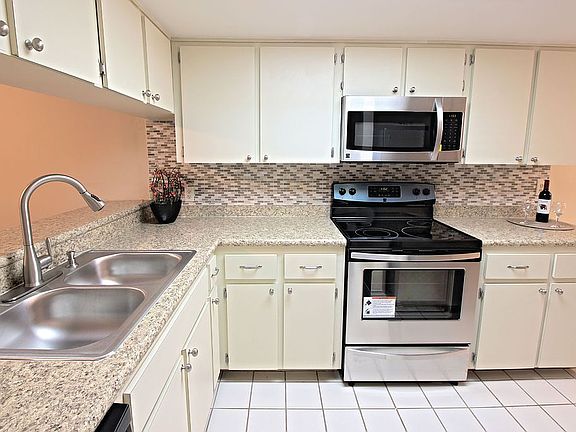 3rd image of 3903 Villas Green Cir